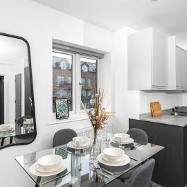 Modern Spacious 1Bed with Allocated Parking, Fast Wi-Fi, Private Garden, and Fast Access to Train and Bus Stations، فندق في انفيلد