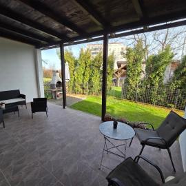 Apartman Jelena with Private Garden & BBQ, hotelli kohteessa Karlovac