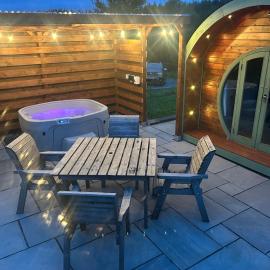 Barnharrow Holiday Pods - Rose Glamping Pod with Hot Tub & Fire Pit, hotel in Balminnoch