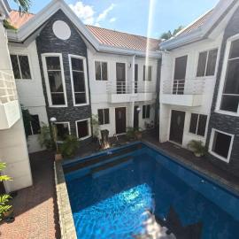 2BR Townhouse Near Clark Poolside Living for Groups