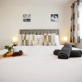 Gregor House By N And N Stays Modern four Bedroom House in Calne with Private Parking, perfect for teams or families staying in the area, Long stays welcome