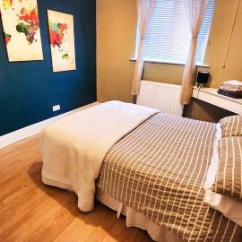 Large Bungalow - 3 Beds 2 Baths - Very Large Enclosed Garden - Dogs Stay Free, hotel in Birmingham