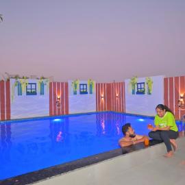 ll EMPYREAN STAY ll THE LOVE SHAKE ll 2BHK ll AC ll PRIVATE POOL ll BACHELORS FRIENDLY ll, hotel in Malavli
