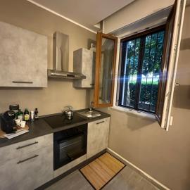 Casa strauss, elegante bilocale immerso nel verde，林比亞泰的飯店