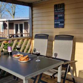 카우데케르커에 위치한 호텔 Chalet B2 900 m vom Strand