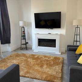 Coastal Retreat, Rhos-on-Sea, 1-Min Walk to Beach