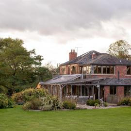 Open plan country home ideal for restful getaways, Hotel in Worcester