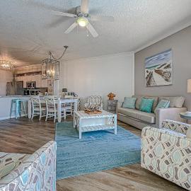 Beautifully decorated oceanfront condo with resort pool & huge walk-in showers, готель у місті Санта-Роза-Біч