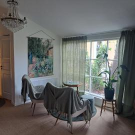 Cute gardenhouse close to Stockholm City, hotell i Solna