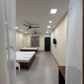 Aathidya Lodge, hotel en Ādoni