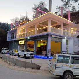 Woodstone Homestay & Pahadi Swad Cafe, Hotel in Chachyot
