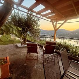 LA TERRAZZA appartamento di vacanza, hotel din Collina d'Oro