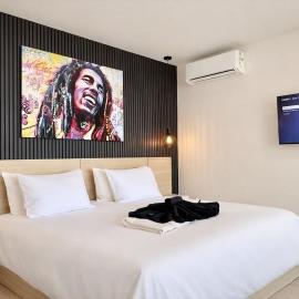 Studio 8 Bob Marley Clim 5 min centre-ville, hotel din Québec