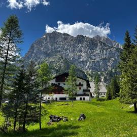 Malga Ciapela e Marmolada a due passi dalle piste, hotel in Malga Ciapela