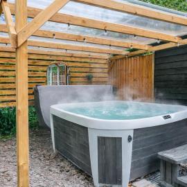New Forest Cottage with Hot Tub, Fireplace and Private Garden, מלון בCadnam