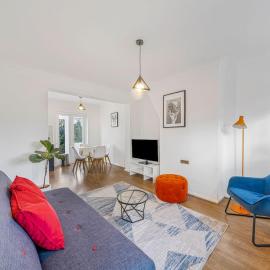 2 bedroom house with large garden and free on street parking