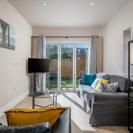 Spacious 4 Bed House in London Barnet, Minutes Walk to Tube Station With Parking