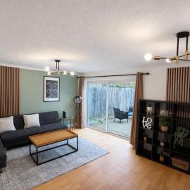Daisy House- Sleeps 7- Driveway Parking, Contractors, Fast Wifi and Smart TV