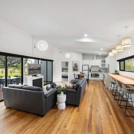 Feather & Nest - Private Farm Stay King Beds & Tennis Court, hotel in Sale