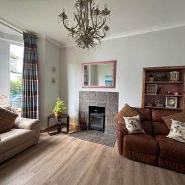 Charming 3-Bedroom House, hotel u Glasgowu