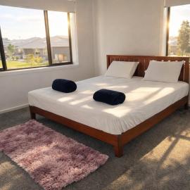 Spacious Private 4BR Upper Floor Sleeps 8 Spa Free parking, hotel v destinácii Werribee