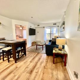 Tommy Bahama 1 Bedroom-WALK to restaurants ,pool-3mi beach!