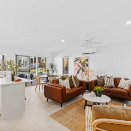 Dream World Escape 4BR Oxenford - Pool, Gym BBQ