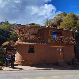 Apu House, hotel din Calca