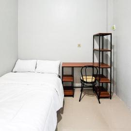 Athena Living near Alun Alun Wonogiri RedPartner, ξενοδοχείο σε Tempuran