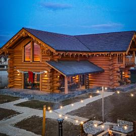 Sparrow's Nest Spacious Mountain Chalet with Hot Tub and Panoramic Views, Hotel in Râșnov