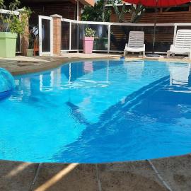 Les Pierres à Chaux pieds dans l eau avec piscine