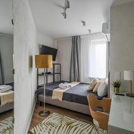 Prestige Center Warsaw Rooms Metro, AC, Smart TV, 2 Bathrooms