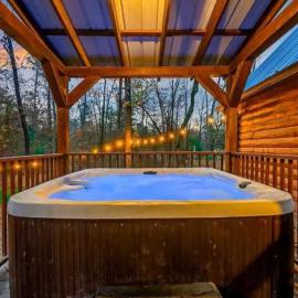 Private Luxury Cabin - Hot Tub - Pool Table - Ping Pong - Firepit - Loft, hotel din Broken Bow