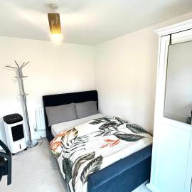 Modern Ensuite Room in Cheshunt, hotel in Goffs Oak
