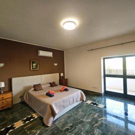 Peaceful Swieqi Room its Steps from Paceville Buzz