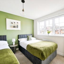 LUX Contractor & Family Haven - Parks x2, Sleeps 9, hotel sa Swanscombe