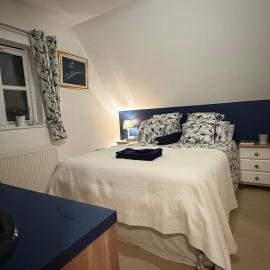 Charming Guest Room in Bedford Village with Private Entrance