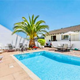 Luxury Dartmouth Townhouse with Pool & Parking, hotel a Dartmouth