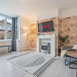 New Spacious 3-Bed House, Driveway Parking, Ideal Contractor Stay
