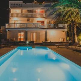 Seagull Pool Apartments & Studios