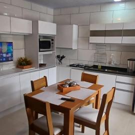 Casa reformada com Wi-Fi, garagem e lavanderia