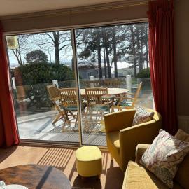 Robins Lodge by the sea، فندق في Lytchett Minster