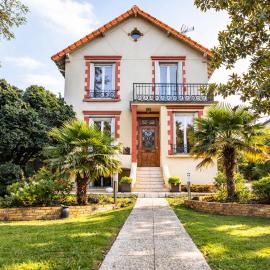 Full Beautiful House - 20 mins from Paris & DisneyLand - Noisy, hotel in Noisy-le-Grand