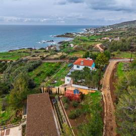 Seaview Paradise Villa with private pool & jacuzzi in Pomos Paphos, hotel en Pomos