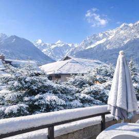 Apartment with terrace close to the slopes, hotel in Le Monêtier-les-Bains