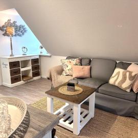Sky & Sand Homes Wattläufer I Nordsee-Auszeit im Reetdachanwesen mit Parkgarten