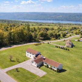 5BR Accessible Lake View Home Near Cornell - Sleeps 9, hotel a Ithaca