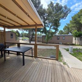 Mobilhome 6 pers 3ch 2SB 2 WC clim lave-vaisselle barbecue sous les pins, hotel in Carry-le-Rouet