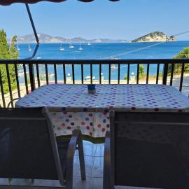 Karmiris family apartment with sea view for 6persons, hotel in Zakynthos