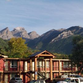 EasyStay Inn & Suites Fernie โรงแรมในเฟอร์นี